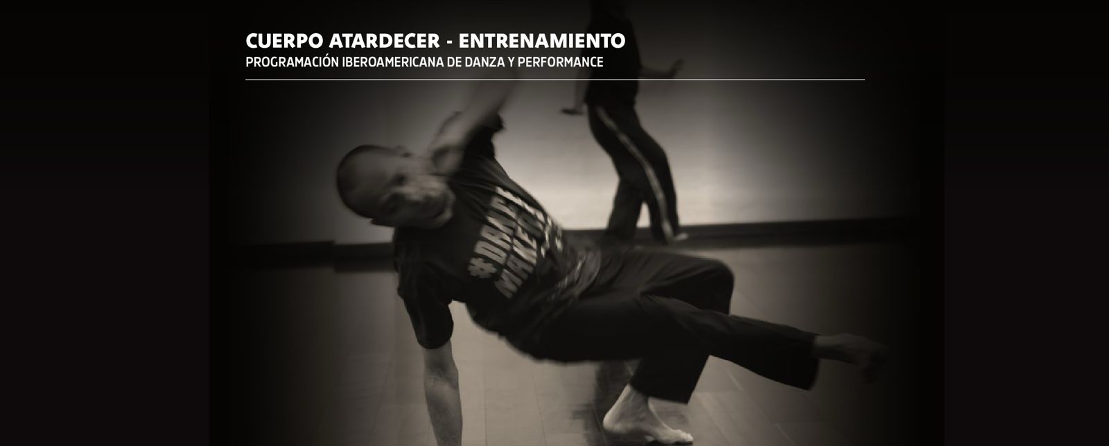 Fotografía de un joven haciendo un ejercicio de danza sobre el piso. En la parte superior se lee CUERPO ATARDECER-ENTRENAMIENTO: Programación ...